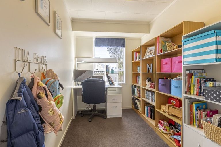 Photo of property in 16 Perrin Place, Kelvin Grove, Palmerston North, 4414