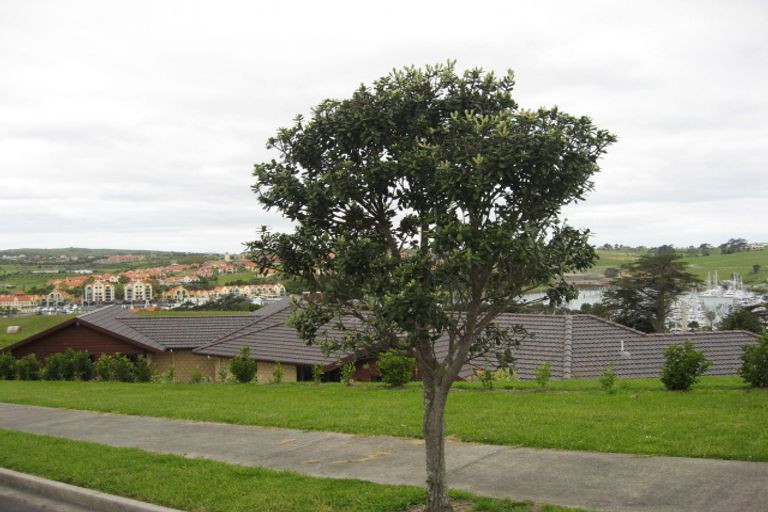 Photo of property in 2 Laguna Place, Matakatia, Whangaparaoa, 0930
