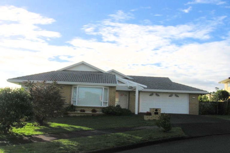 Photo of property in 18 Capistrano Mews, Goodwood Heights, Auckland, 2105