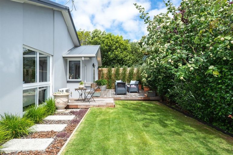 Photo of property in 10 Ladbrokes Place, Fendalton, Christchurch, 8052