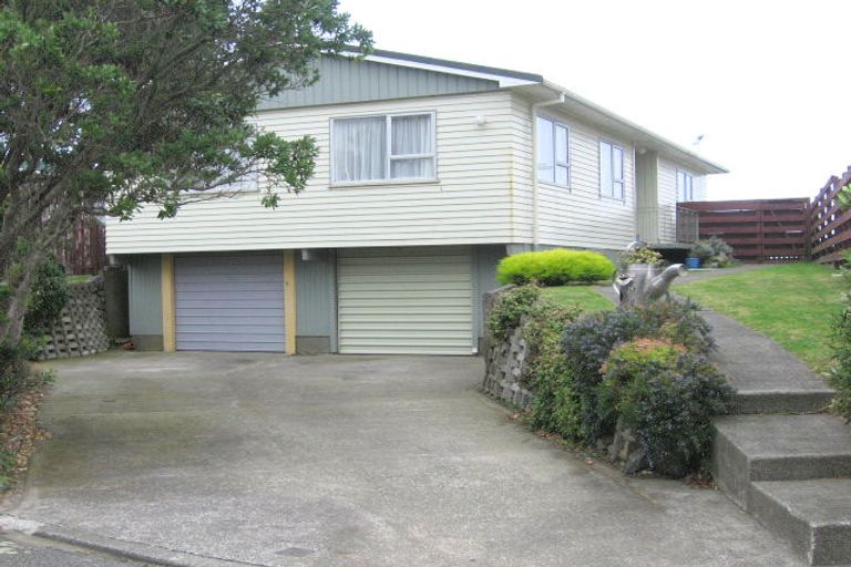 Photo of property in 15 Cheyne Walk, Newlands, Wellington, 6037