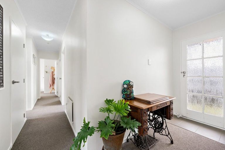 Photo of property in 10 Pimlico Place, Newlands, Wellington, 6037