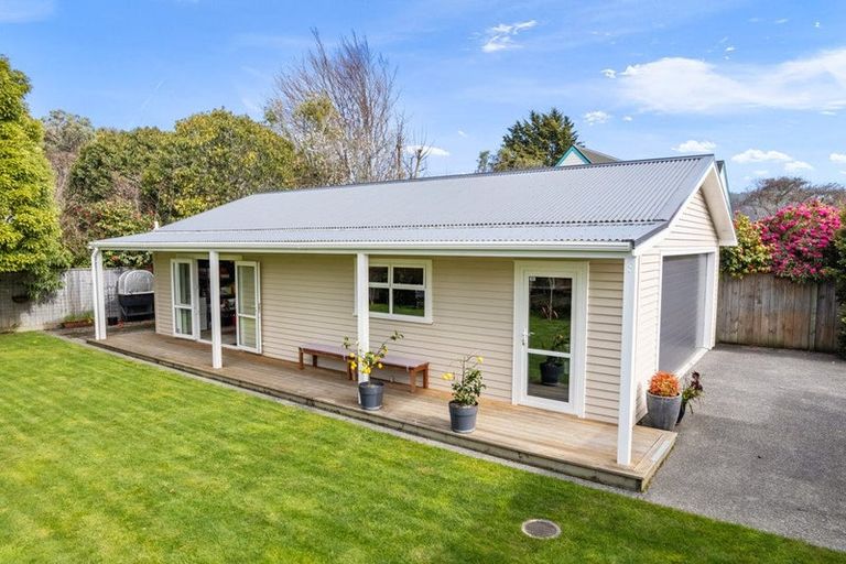 Photo of property in 3 Heretaunga Square, Silverstream, Upper Hutt, 5019