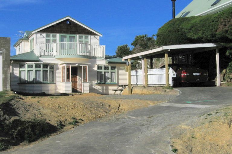 Photo of property in 52 Nevay Road, Karaka Bays, Wellington, 6022