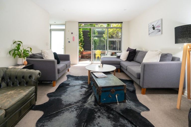 Photo of property in 11 Tiketike Way, Brooklyn, Wellington, 6021