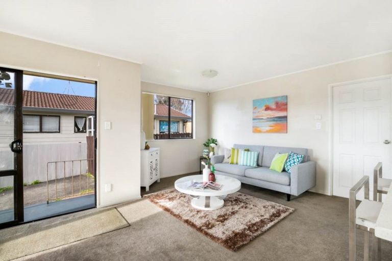 Photo of property in 2/1 Rebecca Rise, Weymouth, Auckland, 2103