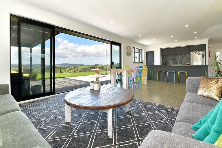 Photo of property in 87 Sheffield Road, Helensville, 0875