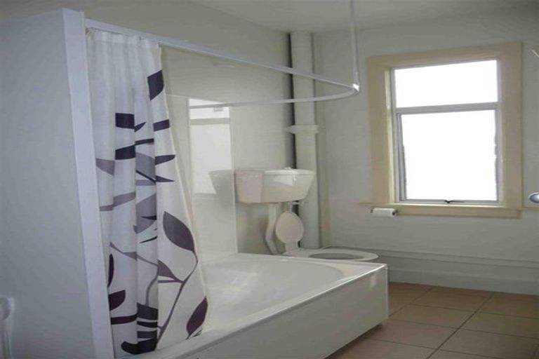 Photo of property in Devonport Apartments, 16/127 Saint Aubyn Street, New Plymouth, 4310