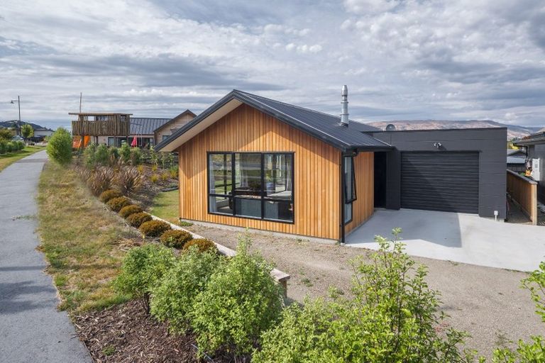 Photo of property in 51 Kirimoko Crescent, Wanaka, 9305