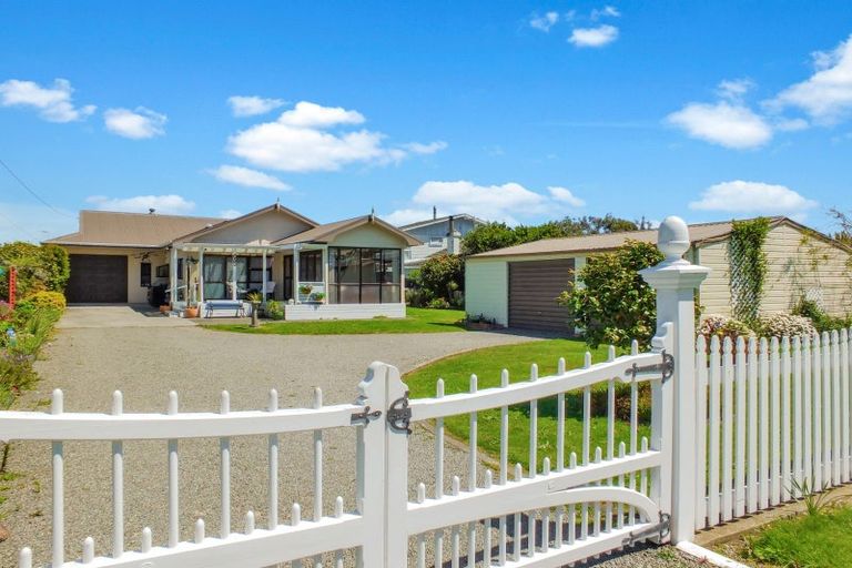 Photo of property in 22 Shortt Street, Foxton Beach, Foxton, 4815