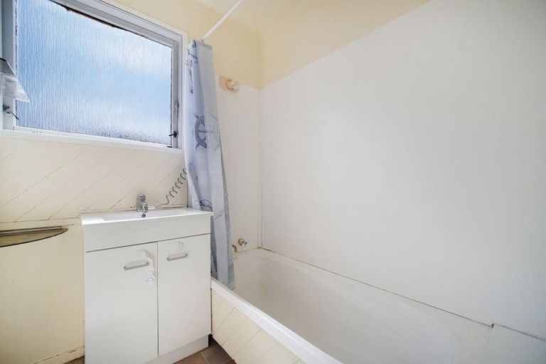 Photo of property in 71 Seaview Road, Glenfield, Auckland, 0629