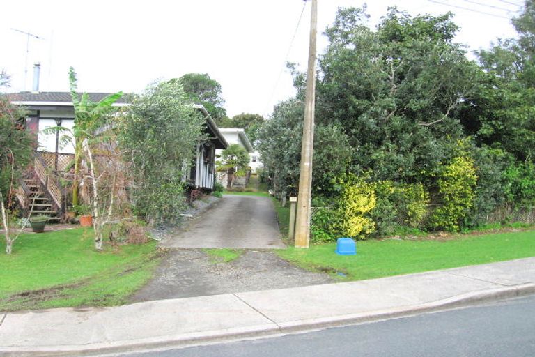 Photo of property in 35a Pohutukawa Avenue, Red Beach, 0932