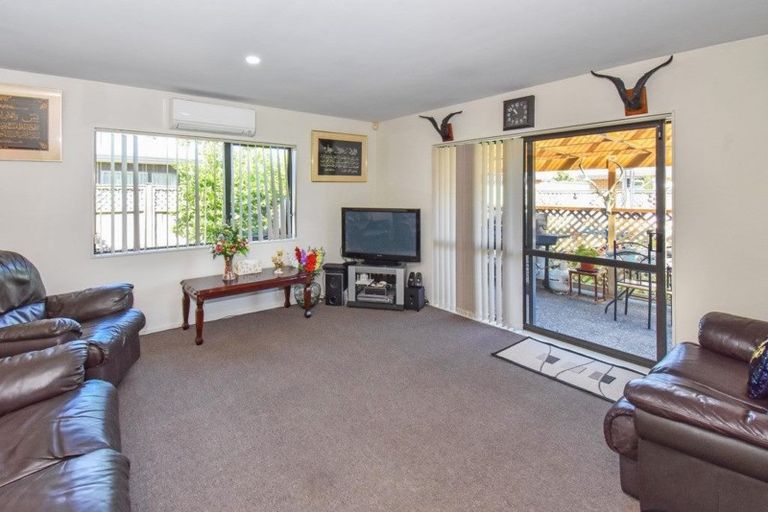 Photo of property in 19 Robertson Road, Favona, Auckland, 2024