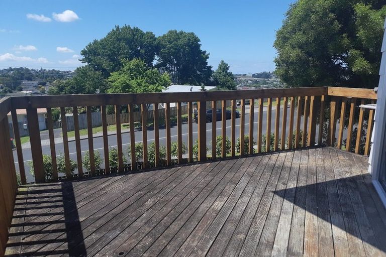 Photo of property in 1 Raelene Place, Massey, Auckland, 0614