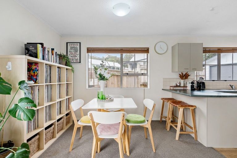 Photo of property in 10 Pimlico Place, Newlands, Wellington, 6037