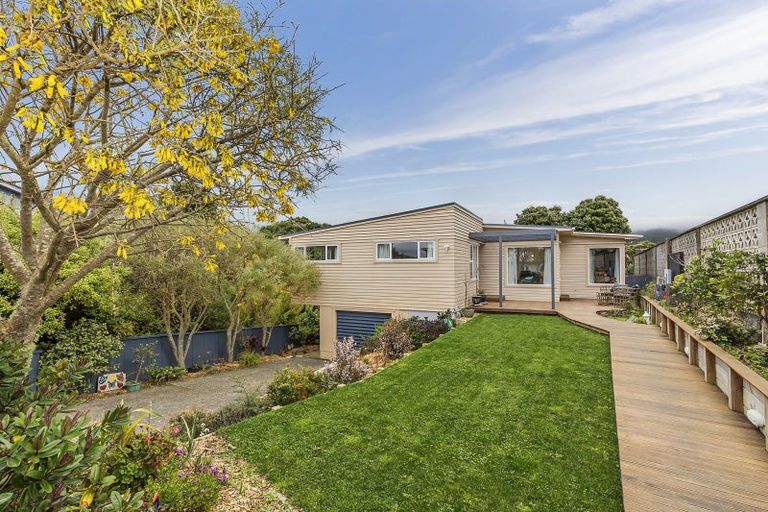 Photo of property in 22 Kingston Heights Road, Kingston, Wellington, 6021