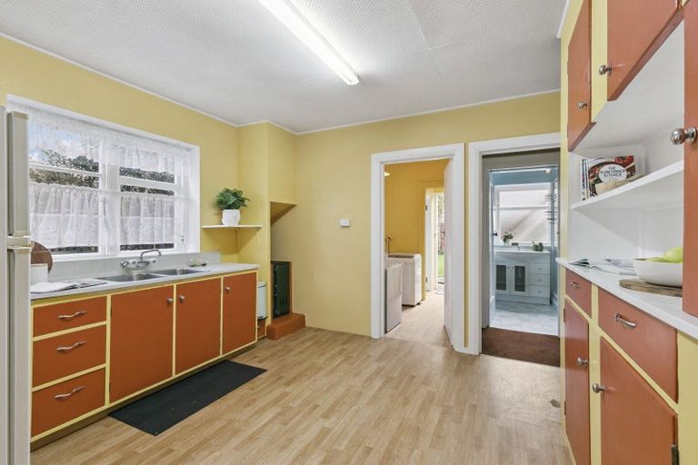 Photo of property in 230 Queens Drive, Lyall Bay, Wellington, 6022