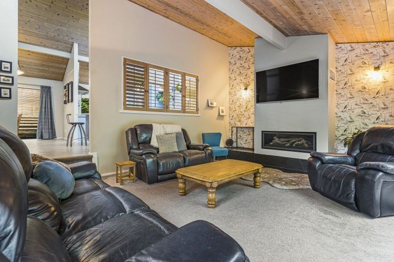 Photo of property in 10 St Lucia Place, Unsworth Heights, Auckland, 0632