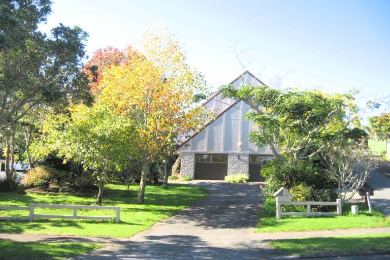Photo of property in 2/33a Pickwick Parade, Mellons Bay, Auckland, 2014
