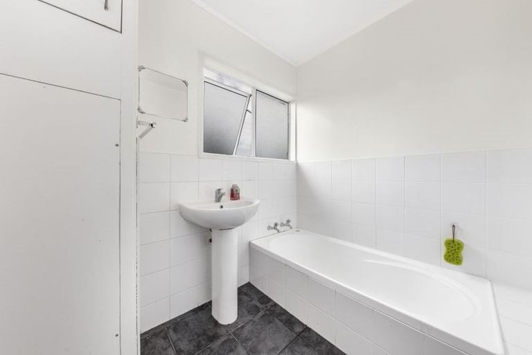 Photo of property in 23 Luckens Road, West Harbour, Auckland, 0618