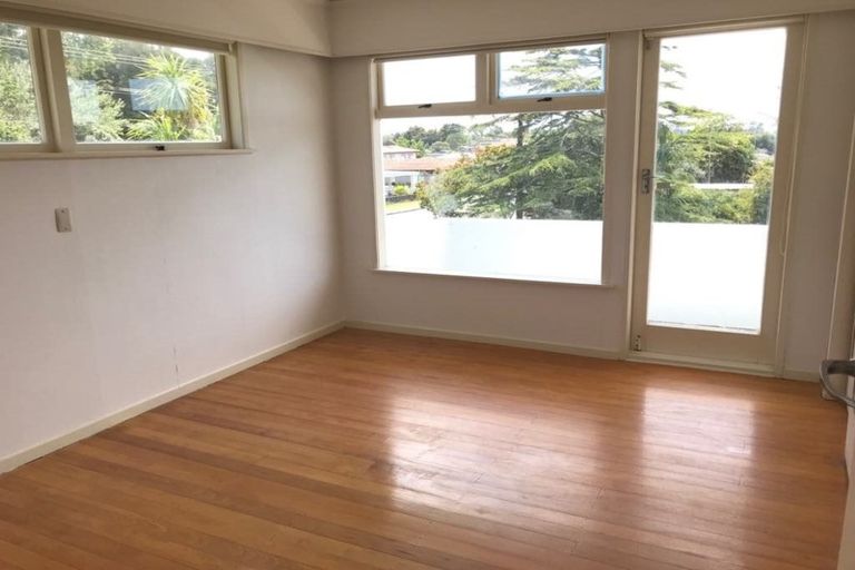 Photo of property in 1 Lenihan Street, Northcote, Auckland, 0627