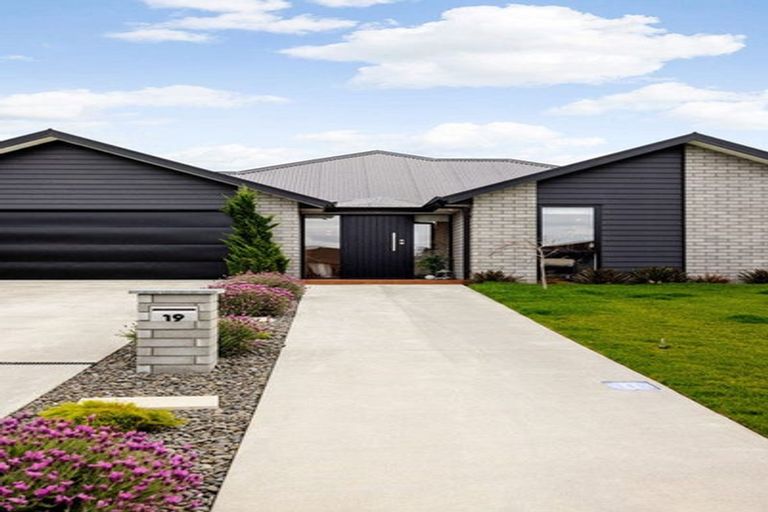 Photo of property in 19 Rose Leigh Drive, Cambridge, 3434