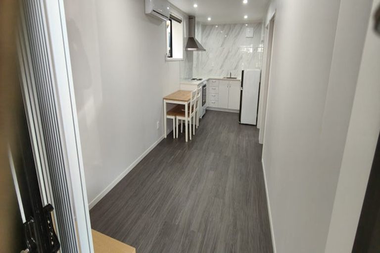 Photo of property in 2/68 Totaravale Drive, Totara Vale, Auckland, 0629