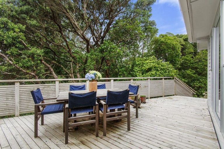 Photo of property in 27 Hampton Hill Road, Tawa, Wellington, 5028