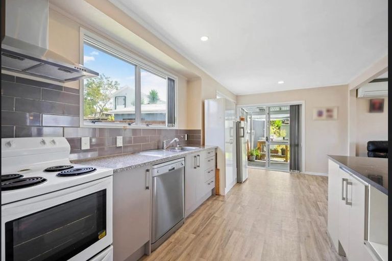 Photo of property in 8 Hyperion Drive, Randwick Park, Auckland, 2105