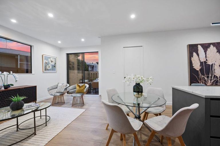 Photo of property in 3c Margaret Place, Milford, Auckland, 0620
