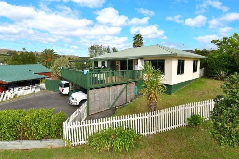 Photo of property in 11 Cabeleigh Drive, Helensville, 0800