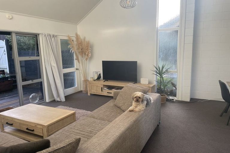 Photo of property in 2/41 Ravenwood Drive, Forrest Hill, Auckland, 0620