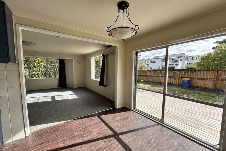 Photo of property in 53 Donovan Avenue, Massey, Auckland, 0614
