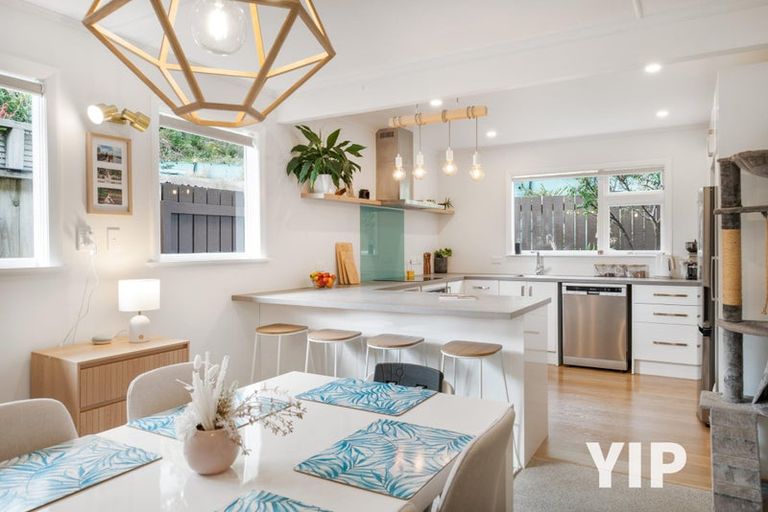 Photo of property in 6 Royston Way, Newlands, Wellington, 6037