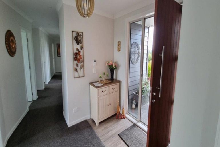 Photo of property in 9 Waipuna Grove, Levin, 5571