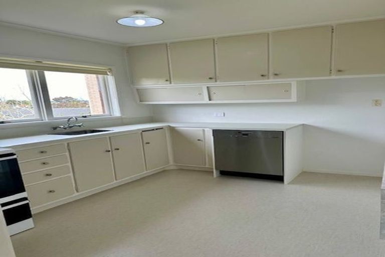 Photo of property in 2/38 Knightsbridge Drive, Forrest Hill, Auckland, 0620