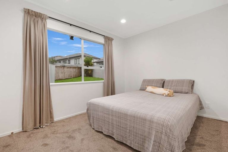 Photo of property in 6 Fernhaven Place, Massey, Auckland, 0614