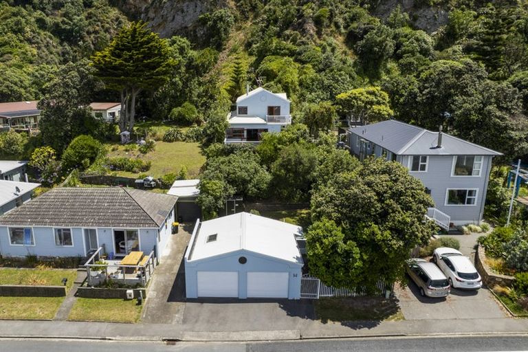Photo of property in 61 Breaker Bay Road, Breaker Bay, Wellington, 6022