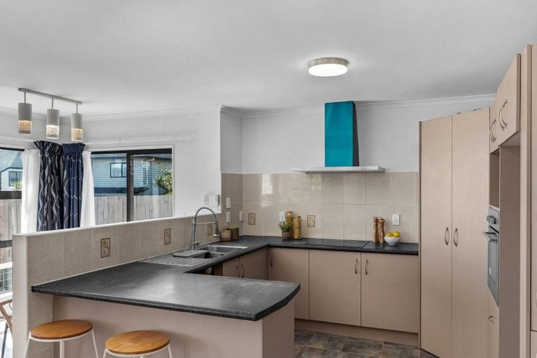 Photo of property in 22 Keri Vista Rise, Papakura, 2110