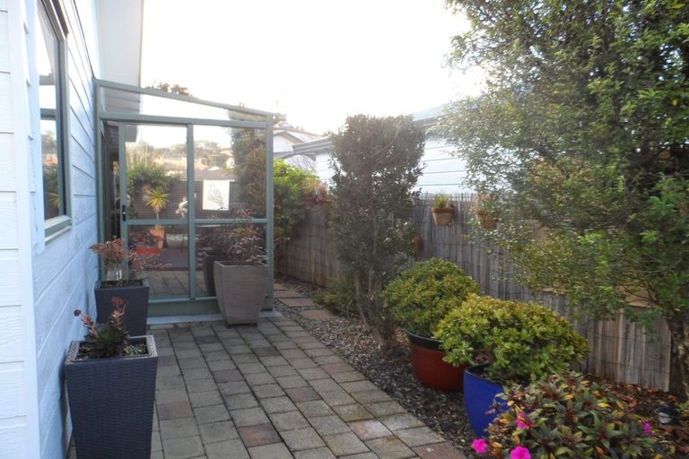 Photo of property in 2/14 Knott Road, Stanmore Bay, Whangaparaoa, 0932