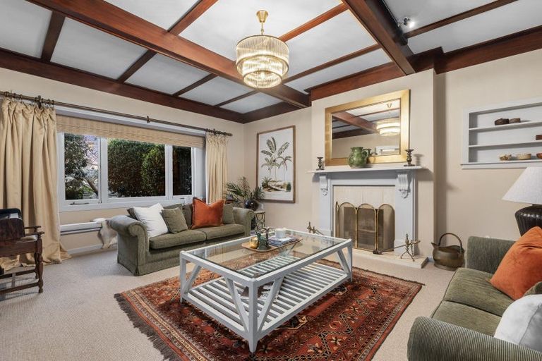 Photo of property in 247 Devonport Road, Tauranga, 3110