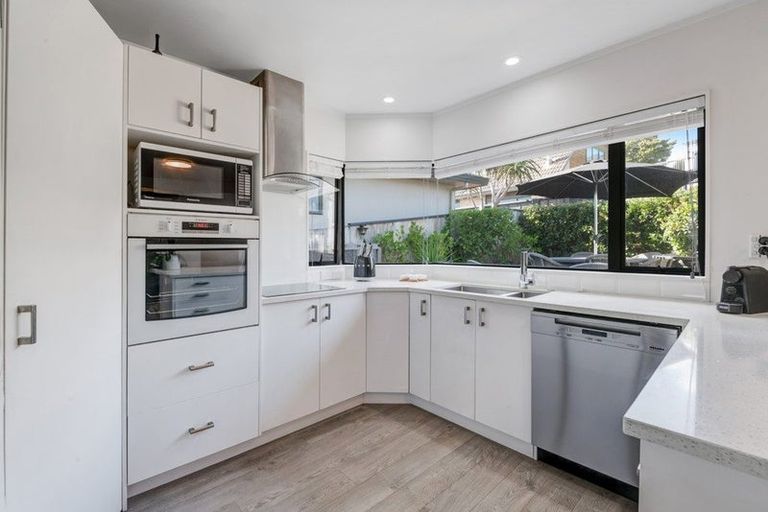 Photo of property in 2/12 Sundown Avenue, Manly, Whangaparaoa, 0930
