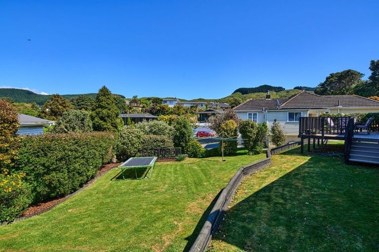 Photo of property in 2 Kereru Bend, Tawa, Wellington, 5028