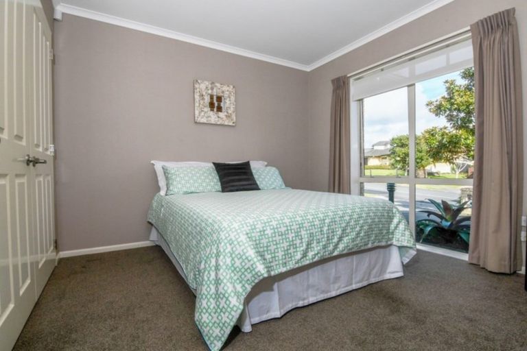 Photo of property in 40 Moyrus Crescent, East Tamaki Heights, Auckland, 2016