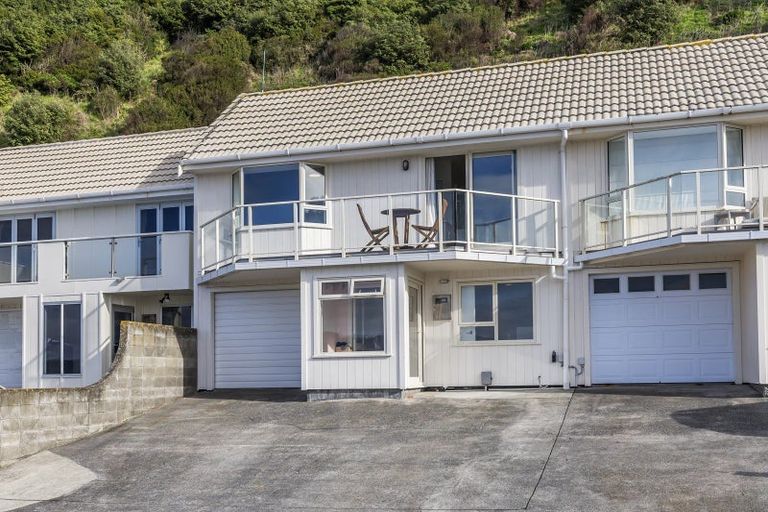 Photo of property in 2/420 Queens Drive, Lyall Bay, Wellington, 6022