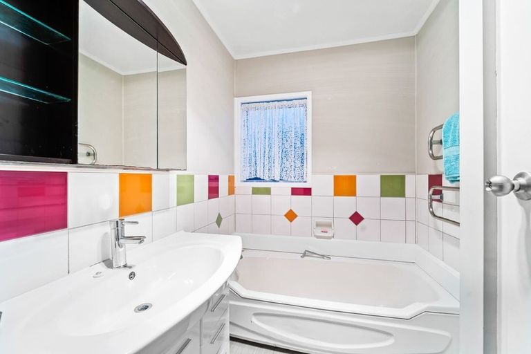 Photo of property in 35 Waimumu Road, Massey, Auckland, 0614