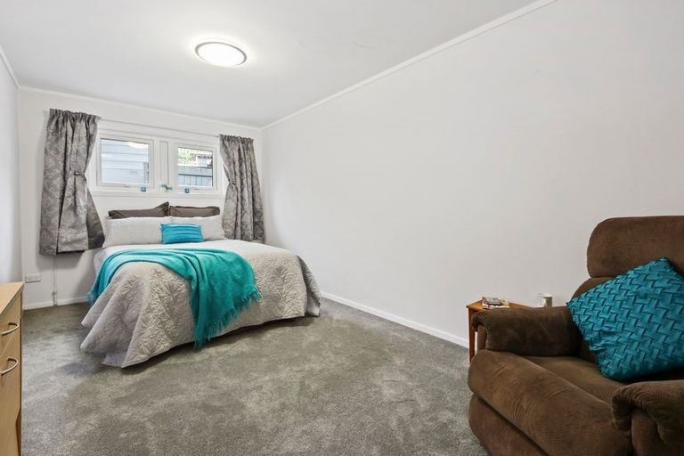 Photo of property in 1/2 Flavia Close, Torbay, Auckland, 0630