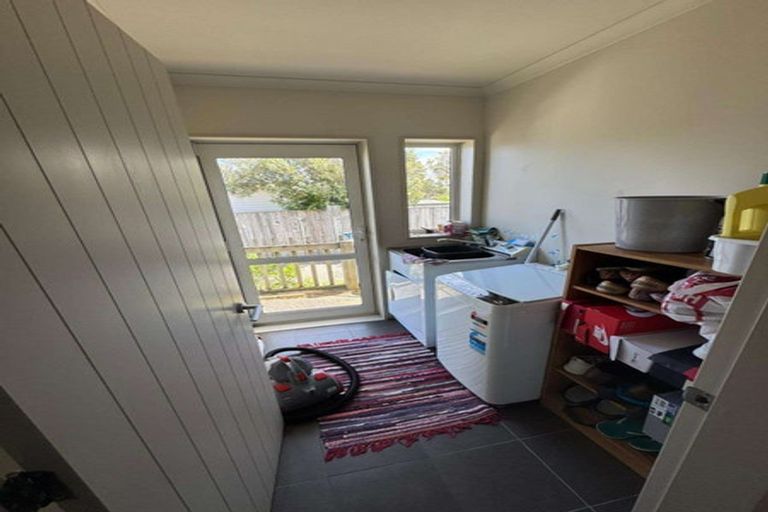 Photo of property in 50a Miles Crescent, Newlands, Wellington, 6037