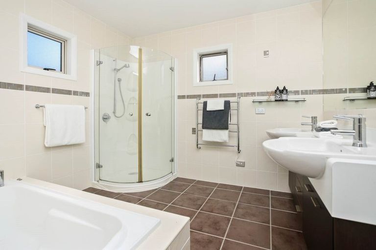 Photo of property in 51 Harbour View Road, Te Atatu Peninsula, Auckland, 0610