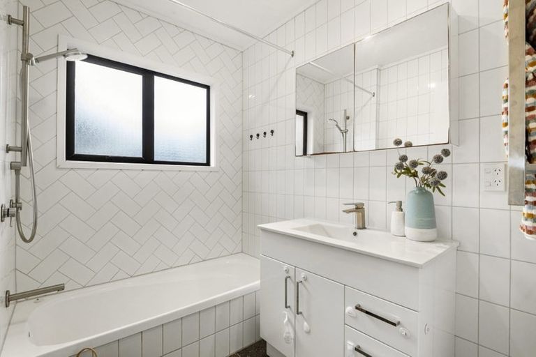 Photo of property in 2/21 Tahu Crescent, Sunnynook, Auckland, 0620